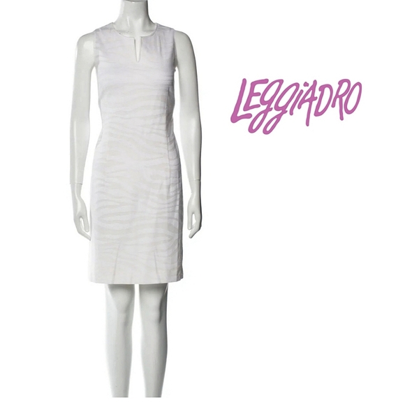 Leggiadro Dresses & Skirts - Leggiadro Sheath Dress Sleeveless Notched Crew Neck Concealed Zip Closure Med